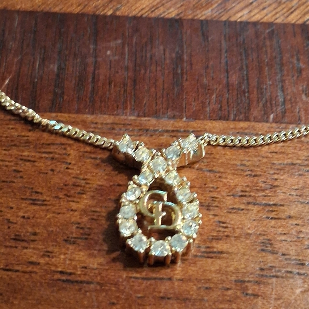 Elegant Gold Pendant Necklace